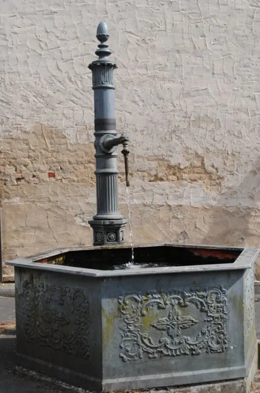 Bildtafel aus der Chronik: Strinzer Laufbrunnen